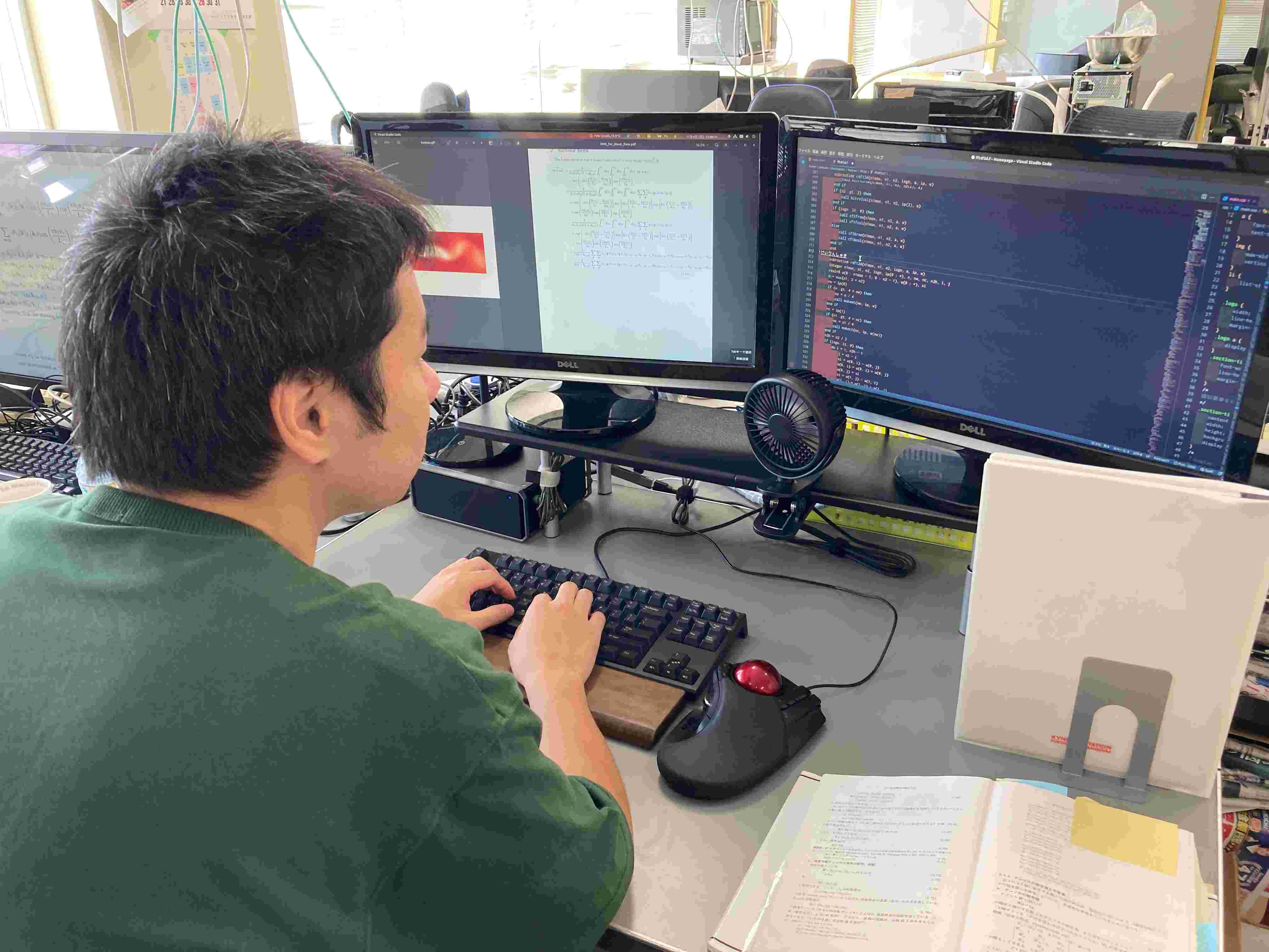 コンピュータを用いて数値計算に取り組む学生